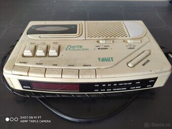 Retro radiobudík s kazetovým přehrávačem 
