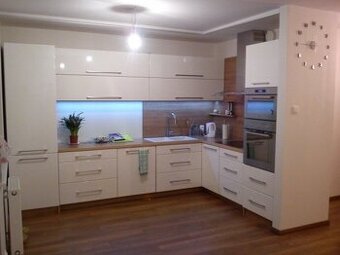 Moderní kuchyně v lesklém provedení