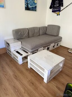 Paletový gauč na mieru + matrac, vankúše, stolík