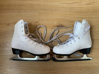 2 páry dětských ledních bruslí velikost 31