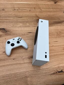 Xbox Series S + bezdrátový ovladač – skvělý stav