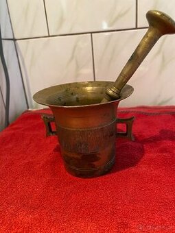 Starý mosazný hmoždíř