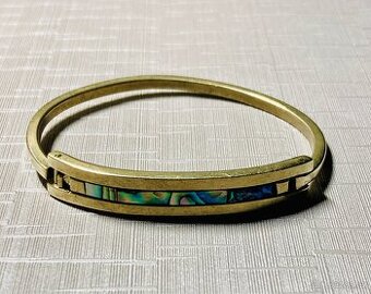 Náramek ze žlutého kovu s modrozelenou perletí