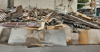 Za odvoz - směs dřeva - palety, dřevěné desky