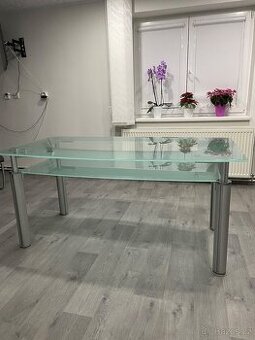 Skleněný stůl