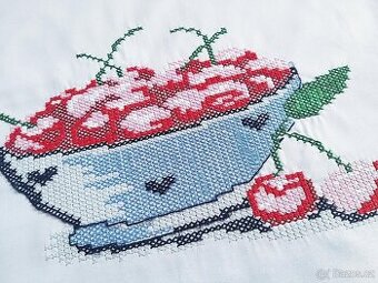 JEDINEČNÝ VYŠÍVANÝ POLŠTÁŘEK - MÍSA PLNÁ TŘEŠNÍ