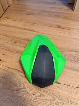 Kawasaki Z750 - kryt sedadla spolujezde