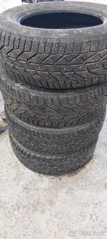 Zimní pneu 215/65R16