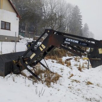Traktor s čelňákem a valník 7t