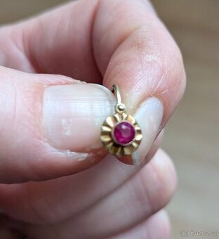 Hledám dětskou náušnici