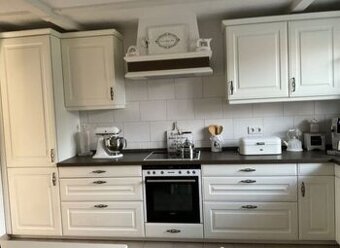 Bílá venkovská kuchyně se spotřebiči,6164