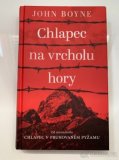Chlapec na vrcholu hory