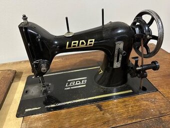 Šicí stroj Lada