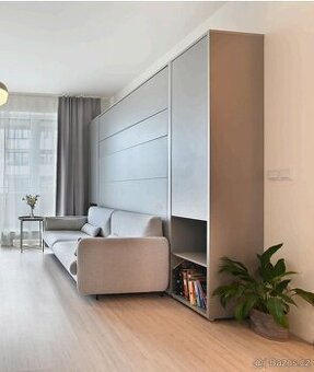 bývací stěna  výklopou posteí a gaučem