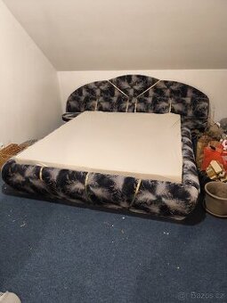 Velká manželská postel + molitan navíc.