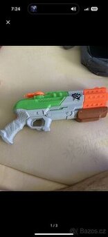 vodní pistol nerf zombie strike