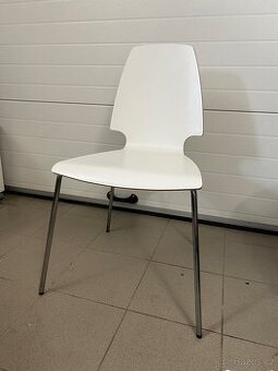 IKEA VILMAR židle – bílá, kovové nohy, velmi pěkný stav