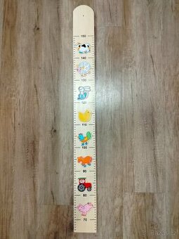 Dřevěný metr na zeď