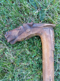 Dřevěná vycházková hůl - hlava koně