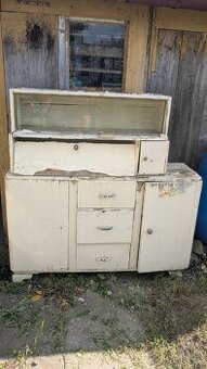 Skříňka retro 20. léta ve špatném stavu
