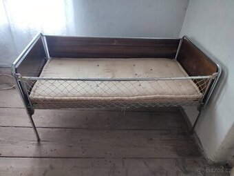 Stará postel retro dětská postýlka trubkový