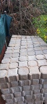 Prodám zámkovou dlažbu, na plochu 13.7 m2 - 1