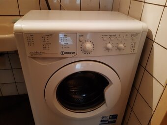 Zachovalá, spolehlivá pračka Indesit, úzká, na 1-5 kg prádla