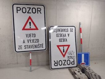 Stavební dopravní značky s trubkami a stojany. Cena za všech