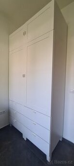 585 - 2x IKEA šatní skříně PLATSA + dveře SANNIDAL