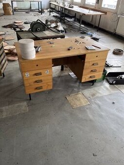 Starý dílenský nábytek / skříně / stoly – za odvoz č2