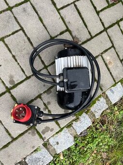 Motor 3 fázový.