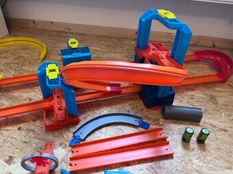 Hot Wheels track builder motorizovaný set + něco navíc
