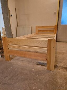 Lakovaná masivní postel s roštem 90x200