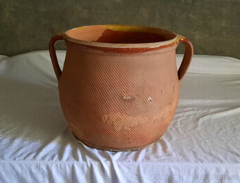 Velmi stará nádoba z pálené hlíny