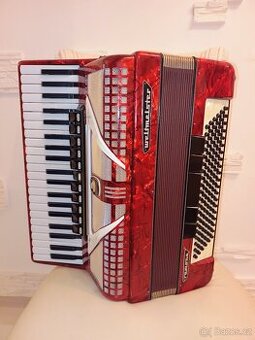 Opravář prodává  akordeon Weltmeister 120 basů