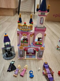 Lego DISNEY PRINCESS Pohádkový zámek Spící+ Locika