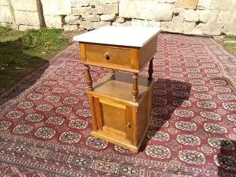 Noční neorenesanční stolek s mramorovou deskou