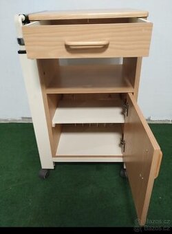 Noční stolek a jídelní deska v jednom