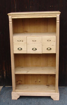 Starožitná, otevřená skřínka s šuplíky.