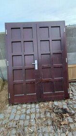 Dvojkřidlé dřevené kazetové dveře