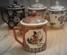 Čínský hrníček porcelán červený zdobený