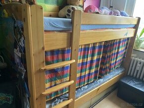 Dětská patrová postel z masivu s úložným prostorem