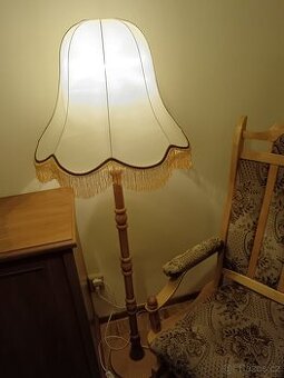 Stojací retro lampa