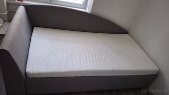Postel s úložným prostorem a matrace s polohovacim roštem