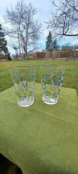 Dvě skleničky s poměnkami a monogramem