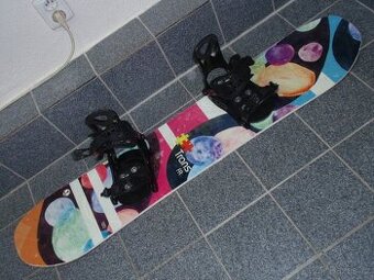 PĚKNÝ DÍVČÍ NABROUŠENÝ SNOWBOARD TRANS 120 CM+VÁZÁNÍ S