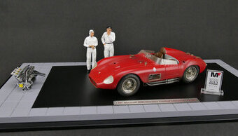 CMC M-172 Maserati 300S + Motor + 2 figurky + vitrína