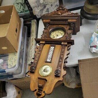 Staré nástěnné hodiny