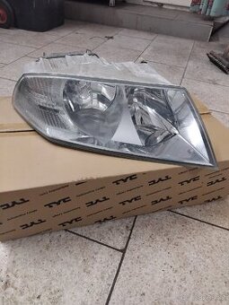 Octavia 2 pravé přední světlo H7