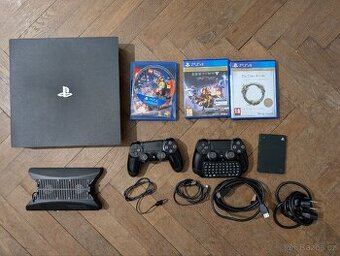 PS4 PRO + ovladače, hry, klávesnice, HDD a další